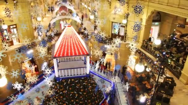 Sol büyük salonu sakız çocuk hill Merkezi ile sağdan gözden geçirin — Stok video