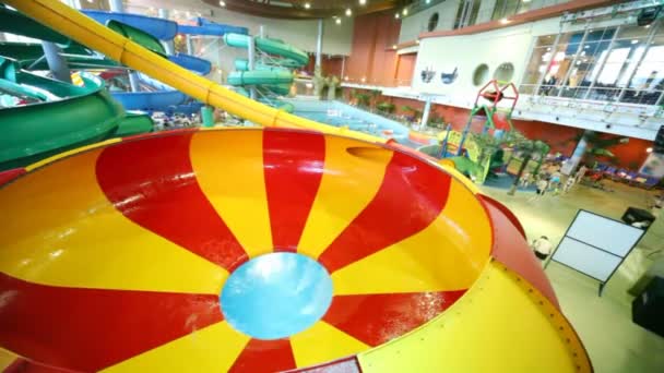 Adam daire tepe kayıp gidiyor ve aquapark deliğe dökülüyor — Stok video