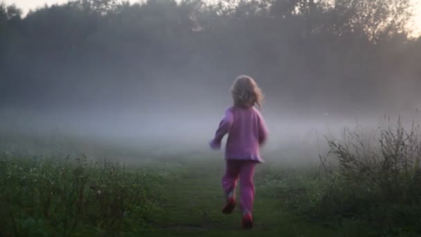 Дівчина на пішохідній доріжці в лісі — стокове відео