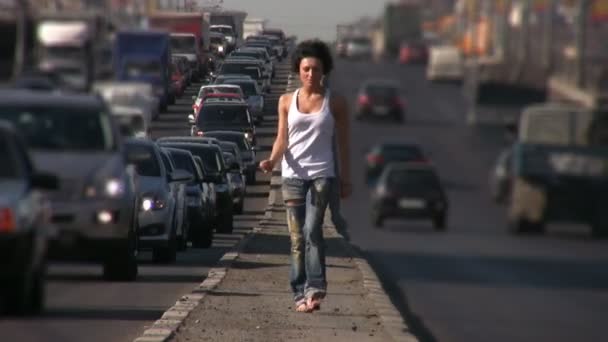 Taniec dziewczyna idzie na środku autostrady w mieście — Wideo stockowe