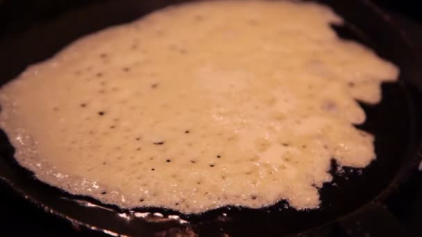 Beignet gebakken in olie op pan — Stockvideo