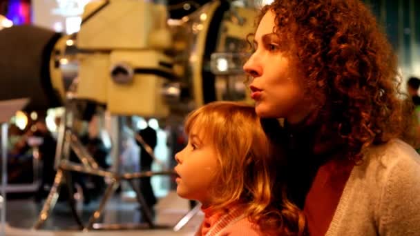 Madre hablando con su hija en el museo espacial — Vídeo de stock