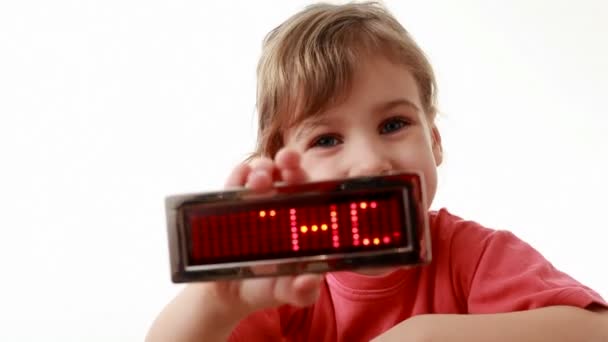Chica en camiseta roja tiene una pantalla led de información con palabras Feliz cumpleaños — Vídeo de stock