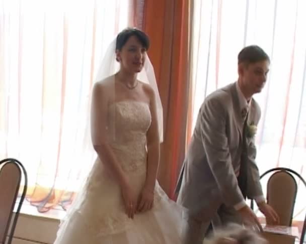 Mariée et marié viennent à la table de mariage — Video