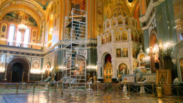 Due uomini scendono sulla scala eretta nella cattedrale ortodossa — Video Stock