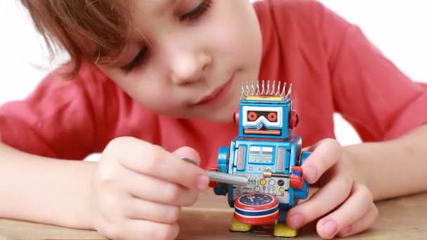 Девушка стучит в барабан игрушечного робота-часовщика — стоковое видео