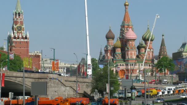 Vasili is overwinningsparade op 9 mei in Moskou tegen Tempel zalige. time-lapse. — Stockvideo