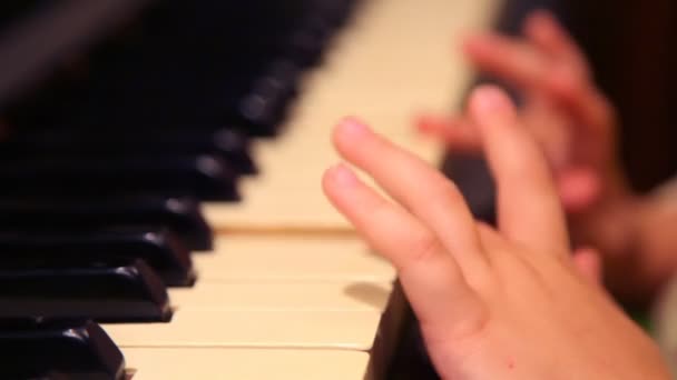 Ujjait a lány a zongora billentyű — Stock videók