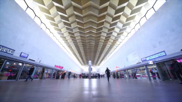 Terminal ferroviaire Leningradsky à Moscou, situé sur la place komsomolskaïa — Video