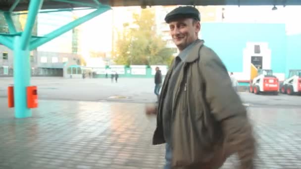 L'uomo anziano che scende corre vicino al treno nella stazione ferroviaria — Video Stock