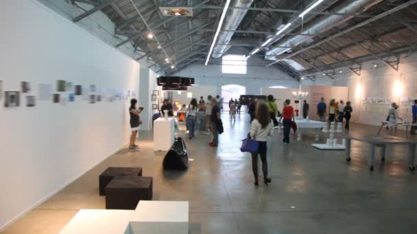 Promenades et stands dans le hall d'exposition — Video