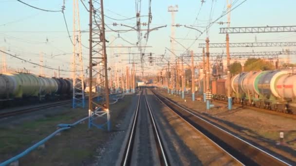 Aparat fotograficzny, poruszającej się po szynach przeszłości linii elektrycznych — Wideo stockowe