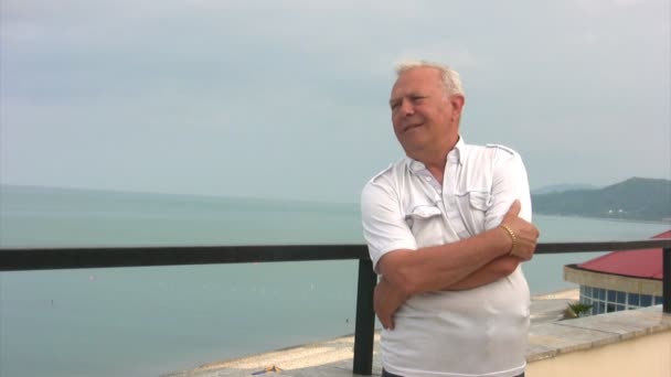 老年的男人就站在栏杆的酒店 — 图库视频影像