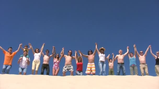 十五人跳上沙山 — 图库视频影像