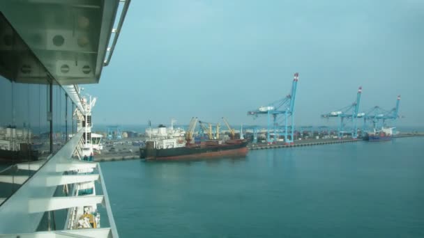 Uitzicht op de zee van een bord van het zeilschip op zonnige dag. time-lapse. — Stockvideo