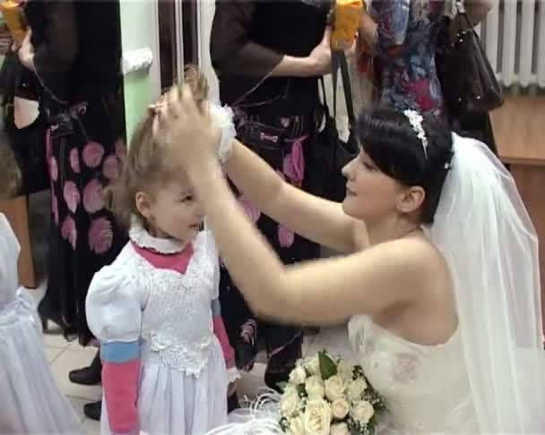 Mariée en robe de mariée faisant poils de filles — Video