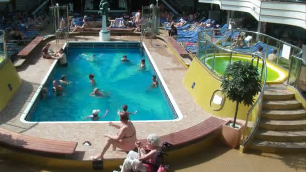 Tomar banho na piscina, dia de verão ensolarado. Desfasamento temporal . — Vídeo de Stock