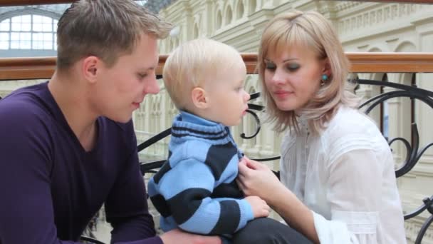 Mère et père avec leur fils dans un grand magasin — Video