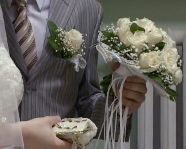 Nevěsta a ženich se svatební kyticí — Stock video