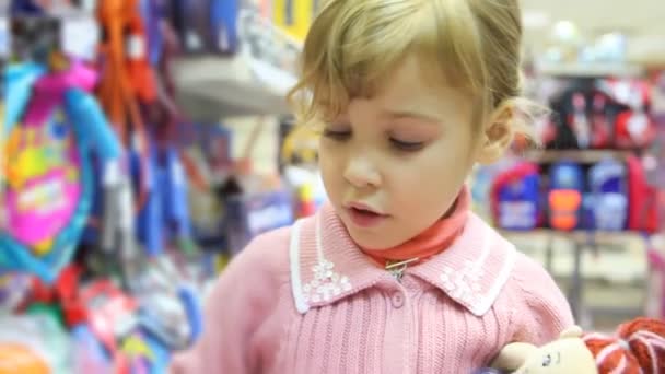 Niña con juguete en la tienda — Vídeo de stock