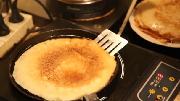 Blin baked on frying pan — Stock Video