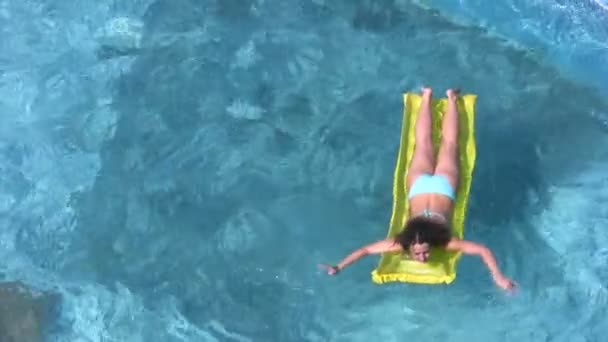 Woman lying on inflatable mattress in water pool — Stock Video