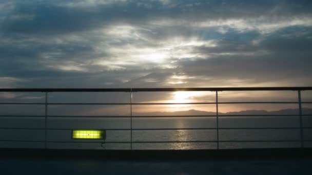 Δες στο ένα ηλιοβασίλεμα πάνω από ένα κατάστρωμα του πλοίου στη θάλασσα. πάροδο του χρόνου — Αρχείο Βίντεο