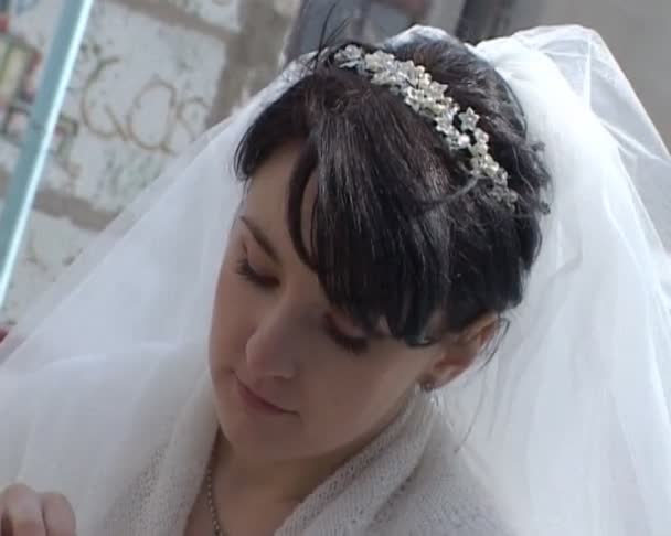 야외에서 웨딩 부케를 감동 하는 신부 — 비디오