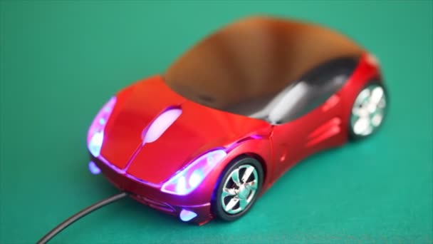 Souris d'ordinateur en forme de rétroéclairage bleu automobile brille et tourne 