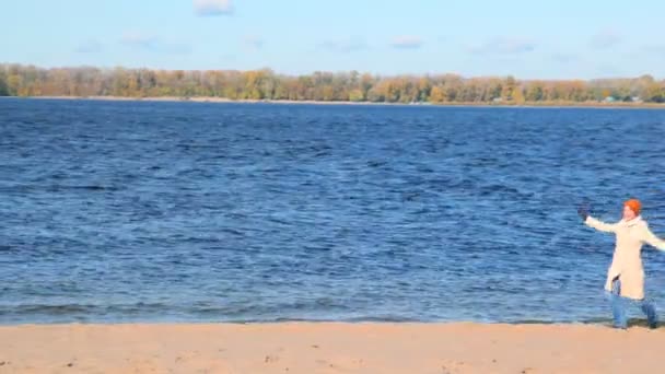 Woman on sandy beach moves rotating — Stock Video