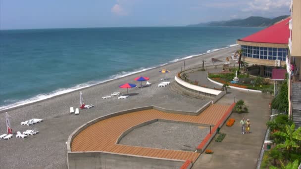 Vista della spiaggia con ombrelloni e lettini vicino all'hotel — Video Stock