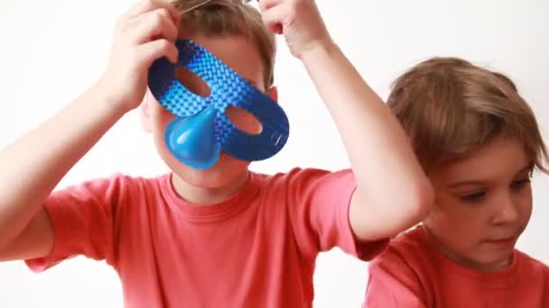 Мальчик и девочка одеваются в синие и золотые маски — стоковое видео