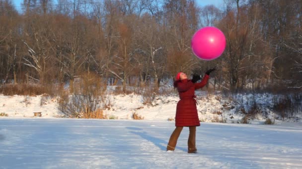 Frau bläst Seifenblasen im winterlichen Park auf — Stockvideo