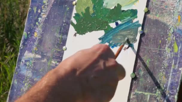 Рука людини, що малює пейзаж пензлем та олійною фарбою — стокове відео