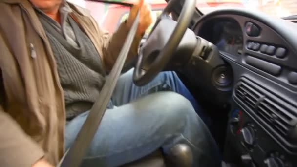 Мужчина и дети с игрушками сидят в машине — стоковое видео