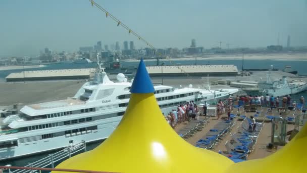 Het schip vertrekt vanaf de aanlegsteiger, zijn gerangschikt op een deck. time-lapse. — Stockvideo