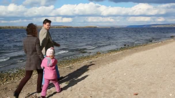 Familjen promenader på stranden av floden — Stockvideo