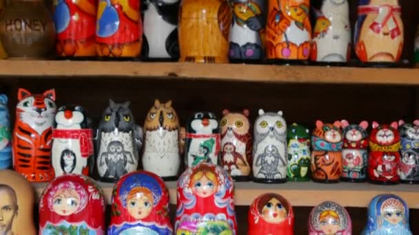 Many souvenir Russian wooden dolls, which are called Matryoshka and figures of temples — Stock Video