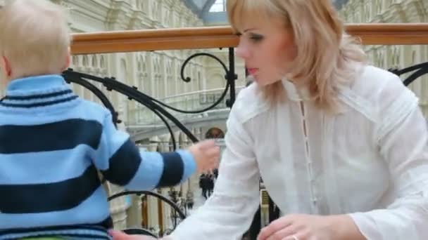 Mère essaie de calmer son fils dans un grand magasin — Video