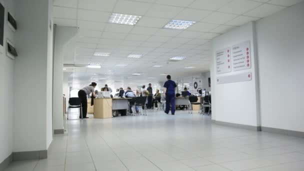 Empregado em suas roupas de trabalho vai para um escritório onde ele trabalha — Vídeo de Stock