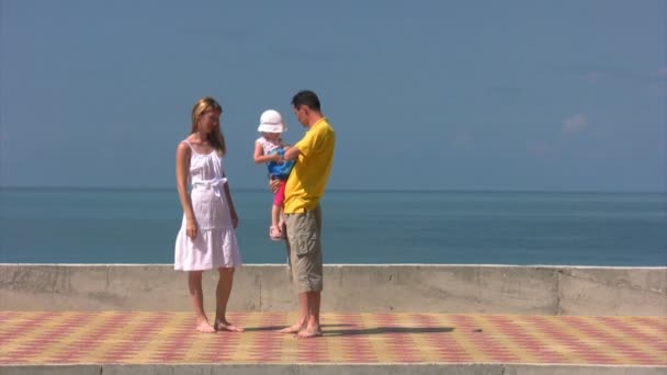 La famiglia si oppone al mare — Video Stock