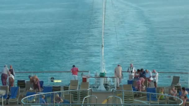 Pasażerów na pokładzie statku, na tylnej części w słoneczny dzień. upływ czasu — Wideo stockowe