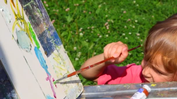 Unidentified man teaching girl to painting summer nature — Stock Video