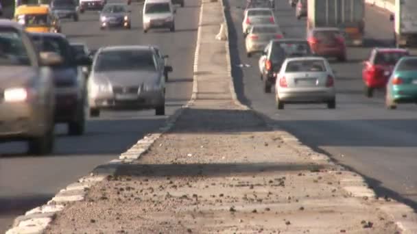 Coches en la concurrida calle de la ciudad, día soleado — Vídeos de Stock