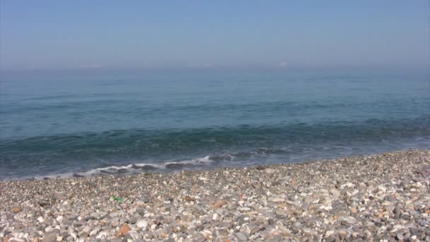 夏天风景、 岩石海岸和海上冲浪 — 图库视频影像