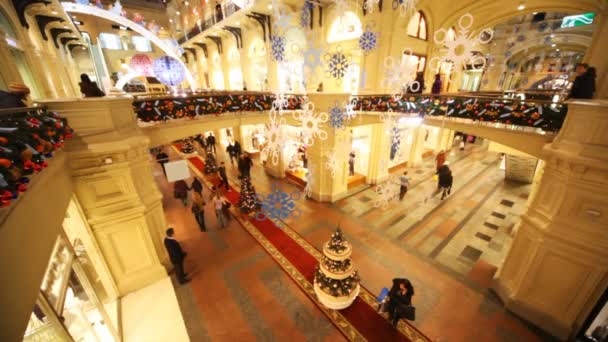 Nézd, a második emeleten a crossroads halad a pavilonok gumi — Stock videók