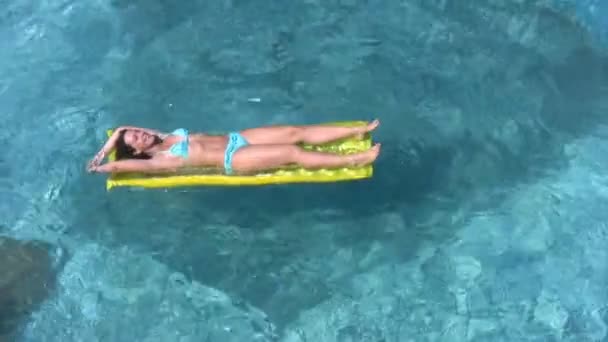 Woman lying on inflatable mattress in water pool — Stock Video