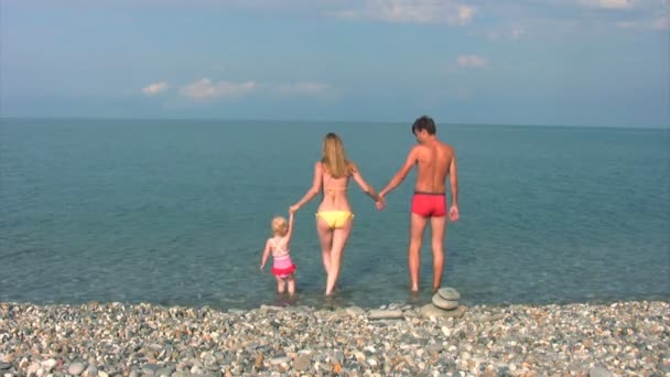 Familj med liten flicka har kul i havet — Stockvideo