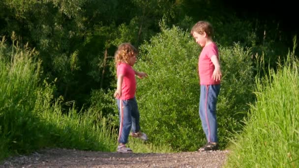 Chica y niño haciendo ejercicio en el bosque de verano — Vídeo de stock