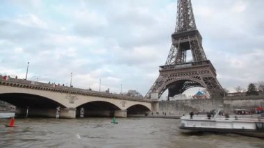 Eyfel Kulesi ve köprüden seine Nehri, paris, Fransa.